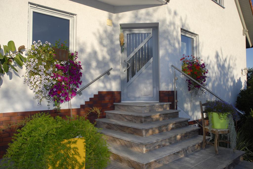 Gasthaus-Pension Hofmann Oberdachstetten Kültér fotó